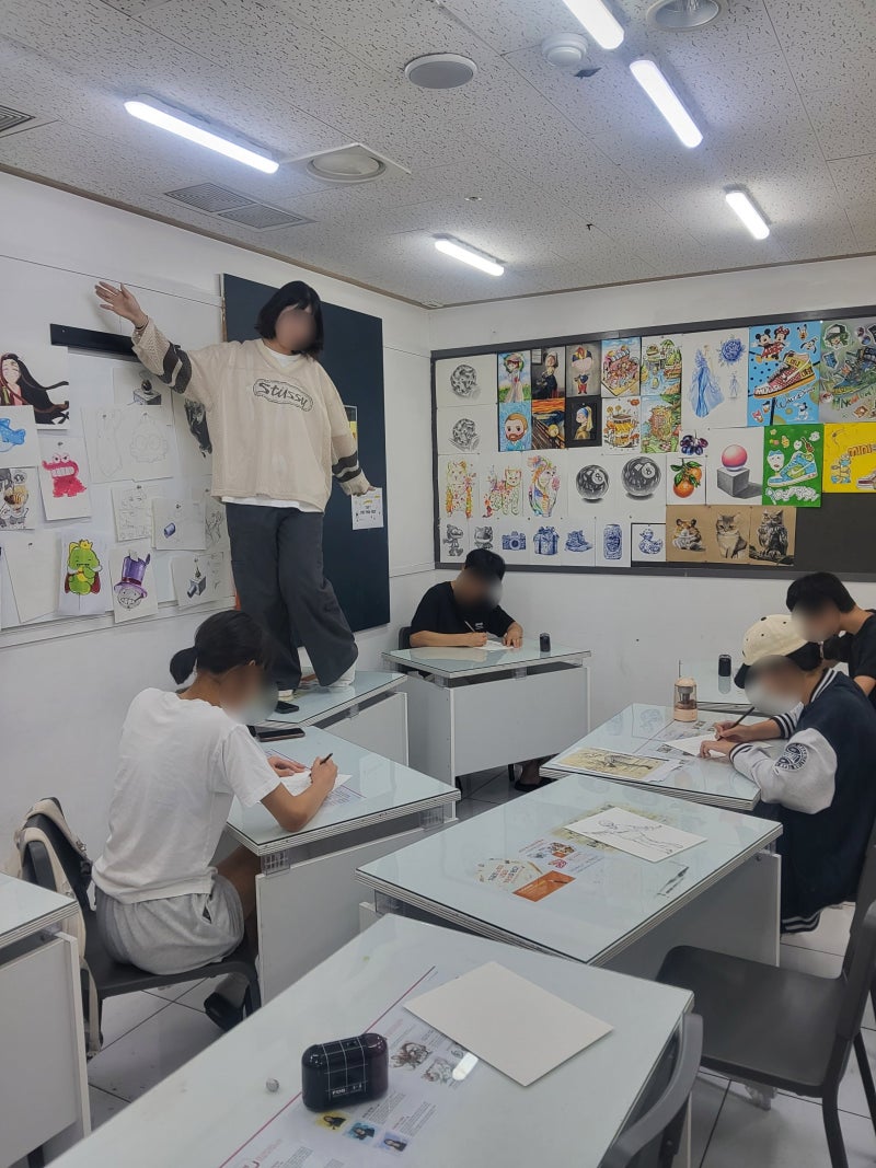 기흥 씨앤씨 중등반 일상, 크로키와 함께 만드는 수업의 분위기 · 블로그 사진 1